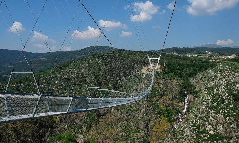 Η μεγαλύτερη κρεμαστή πεζογέφυρα βρίσκεται στην Πορτογαλία